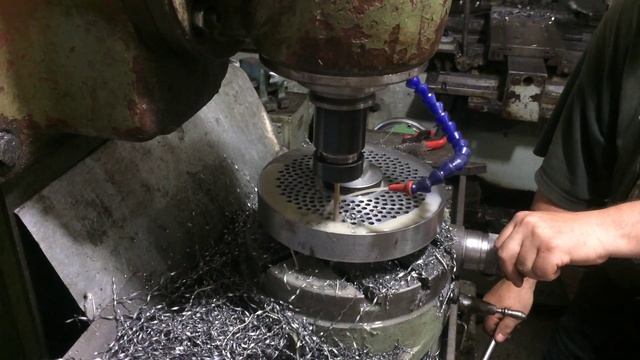Сверление матриц для гранулятора на фрезерном станке смотреть онлайн