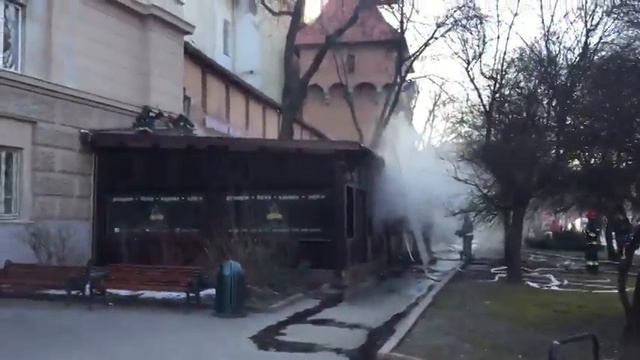 Центр Львова перекрыли из-за пожара смотреть онлайн