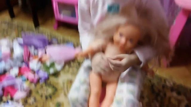 Целый вечер одеваем кукол и играем с ними. смотреть онлайн