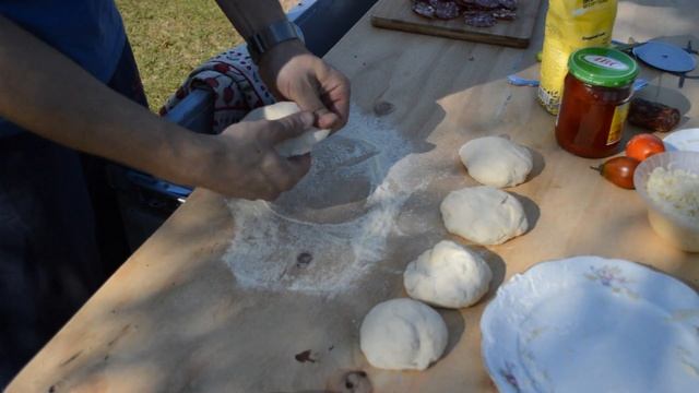 Готовим пиццу в печи на дровах / Cooking pizza in a wood oven смотреть онлайн