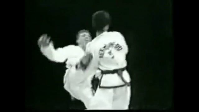 ITF Taekwondo exhibits a way more practical form of Taekwondo than WTF Taekwondo #taekwondo смотреть онлайн