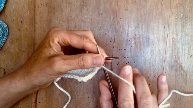 Learn to work a knitted cast-on "purlwise". смотреть онлайн