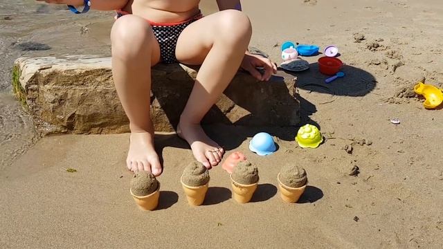 Kids playing on the beach . They making ice cream and cakes from sand. Video 2016 смотреть онлайн