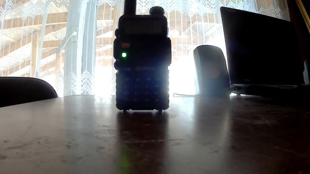 Baofeng UV-5R принимает радиолюбителей на двойке смотреть онлайн