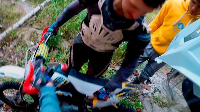 Езда на заднем колесе и покатушка на Suzuki rm-z 450 | По полям у Сани смотреть онлайн