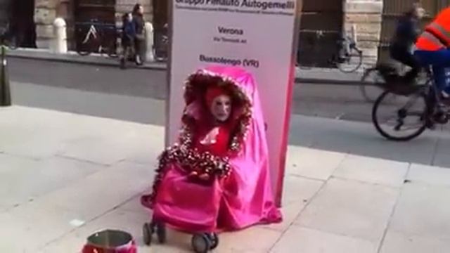 Bimba in carrozzina смотреть онлайн