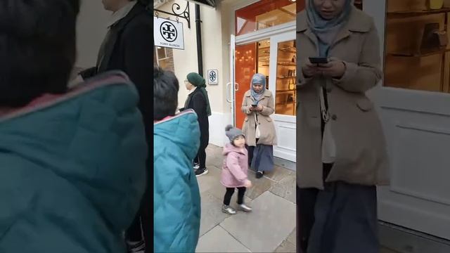 La villee Village Paris смотреть онлайн