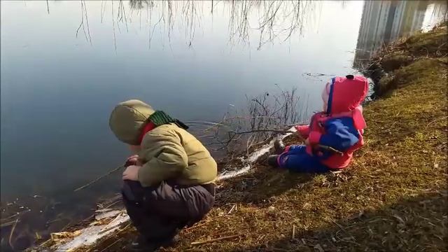 Рыбалка весной))) Дети ловят рыбу Юмор Spring fishing))) смотреть онлайн