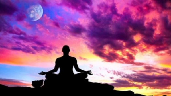 مانترا Ang Sang Wahe Guru: «وجود نامتناهی درون من است و در هر مولکول و سلول وجودم در خلسه می لرزد».