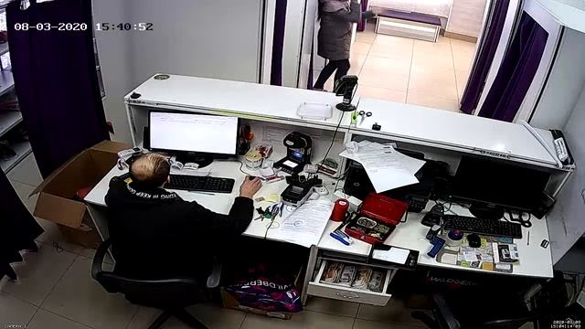Девчонка не знала что её снимает камера и станцевала