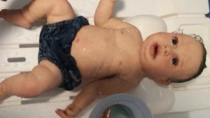 Купание силиконовой куклы реборн.