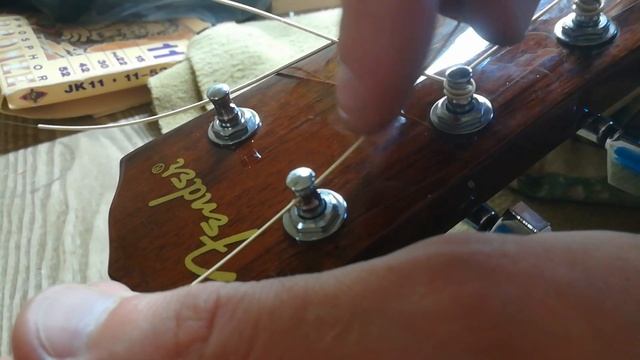 Как наматывать струны на колки, установка струн на гитару how to string a guitar замена струн смотреть онлайн