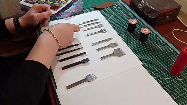 Кожевенное ремесло.О подборе ниток под толщину зуба пробойников. А также о рабочей поверхности. смотреть онлайн