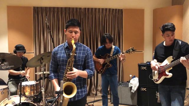 Bruno Mars VERSACE ON THE FLOOR Tenor Saxophone Cover by Daniel Chia смотреть онлайн