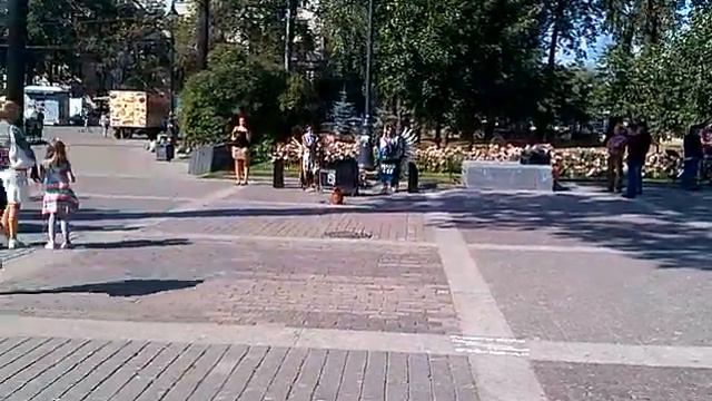 Этно-музыка у метро))) смотреть онлайн