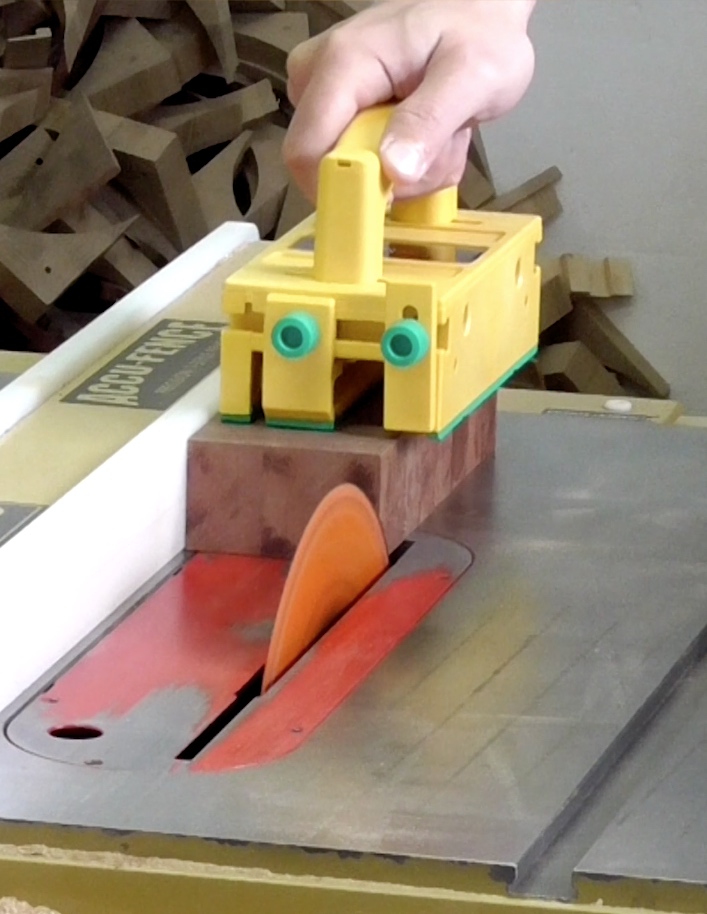 Самый удобный и безопасный для пиления на циркулярном станке в столярке толкатель SPH-001 Woodwork смотреть онлайн