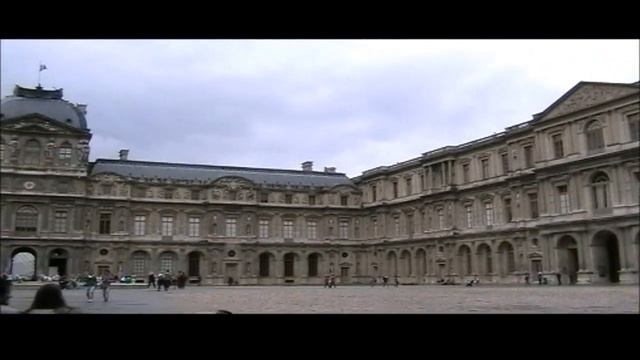 Лувр Внутренний двор Лувра Париж