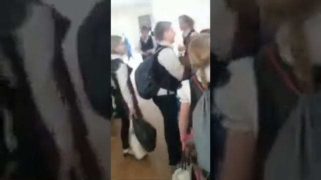 Раздает бумажные айфоны смотреть онлайн