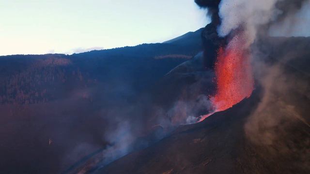 La Palma Volcano Flight in 4K смотреть онлайн