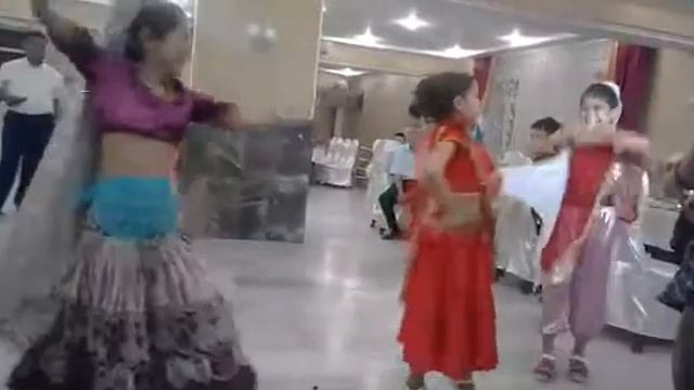 Индийский, самый красивый танец - Jhoom Barabar!!! Танцуют 3 девочки. смотреть онлайн