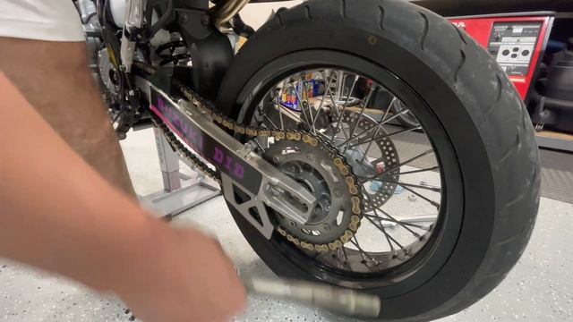 Removing Wheels And Tires DRZ400SM! (And New Pirelli Tires) смотреть онлайн