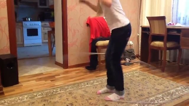 Моя подруга крутит обруч на коленях!!!!!! смотреть онлайн