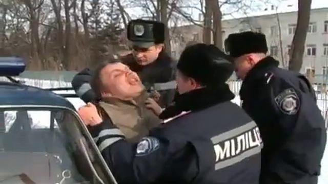 ЖЕСТЬ! Водитель разбивает машину ГАИ смотреть онлайн