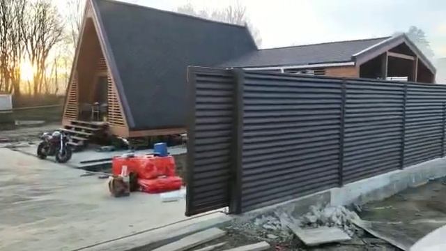 Забор Жалюзи который по своим свойствам не уступает ограждениям из камня или кирпича??? смотреть онлайн