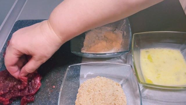 Как пожарить мягкие и сочные отбивные из говядины в панировке?/How to fry breaded beef chops? смотреть онлайн