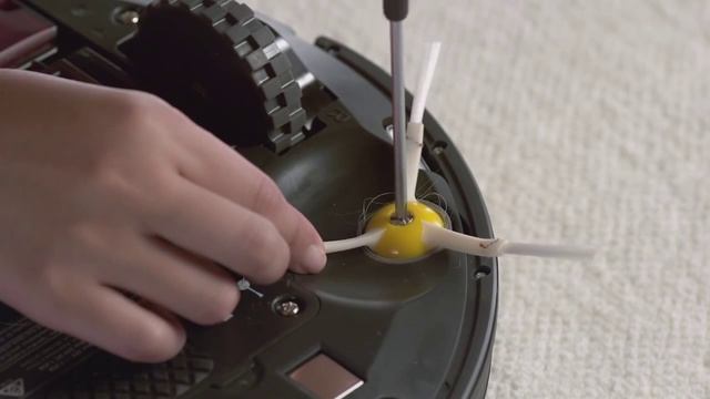 Чистим и протираем датчики у iRobot Roomba 980 смотреть онлайн