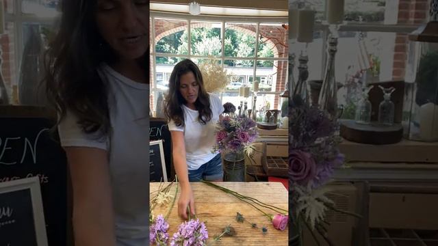 How do you make a simple hand tied bouquet? смотреть онлайн