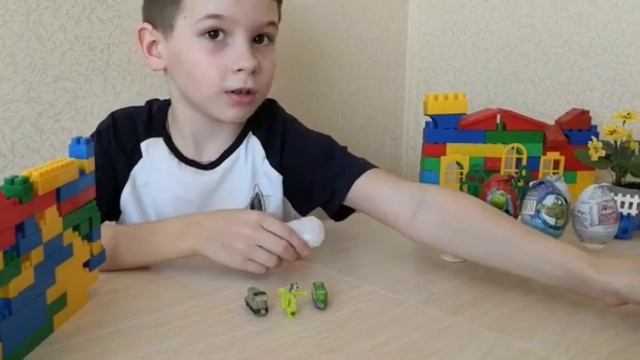 Захар распаковывает Микс Шоколадных сюрпризов Крокодильчик Свомпи, CHUGGINGTON, смотреть онлайн