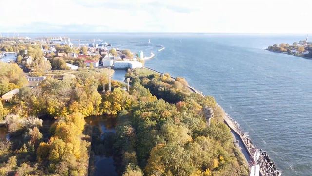 Осенний полет над морским каналом, откуда виден край России смотреть онлайн