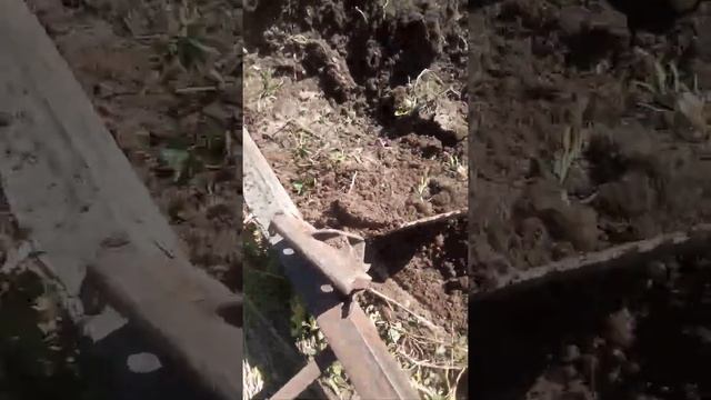 самодельный мини трактор пашим плугом, пашет глину, огород, двумя лемехами 4х4 полный привод смотреть онлайн
