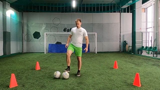 Перекаты двух мячей одной ногой. Арсений Клементьев | Estadio Workout смотреть онлайн