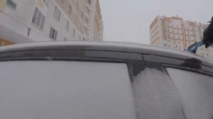 Как правильно очистить машину от снега, чтобы не царапать лак.