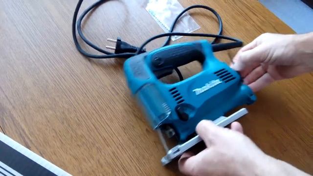 Распаковка - Профессиональный электролобзик Makita 4329 смотреть онлайн