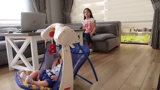 Masal Bebek Bakıcısı Oluyor Ve Gerçek Bebek Bakıyor - Kids Pretend Play Taking Of  Babies Feeding