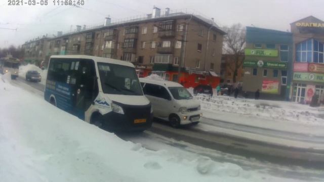Знак Пешеходная Зона. Движение. Тротуар. Машины. Стоянка. Магазин Флагман. смотреть онлайн