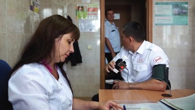 Машинист электропоезда готовится в рейс! смотреть онлайн