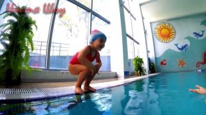 Бассейн для детей. Как научить ребенка плавать самостоятельно. Дети и родители. Настя Шоу