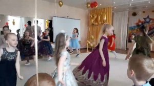 " Подружки" танец девочек