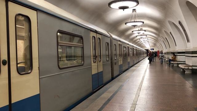 "Посадки нету, отойдите от края платформы" 81-760/761 "Ока" проезжает станцию Алексеевская. смотреть онлайн