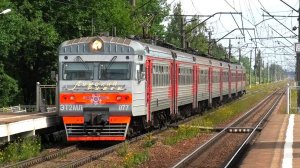 ЭТ2МЛ-077 «Лужский рубеж» сообщением Санкт-Петербург — Сиверская делает остановку на о.п. Лесное