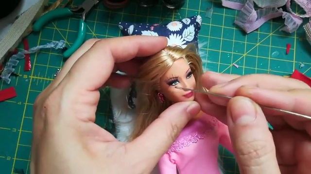 HOW TO APPLY EYELASHES ON YOUR DOLL смотреть онлайн