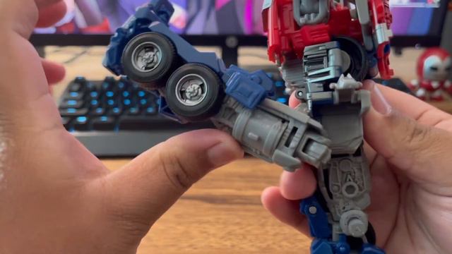 THE REAL POWER OF A PRIME FIGURE (SS102 ROTB Optimus Prime Review) смотреть онлайн