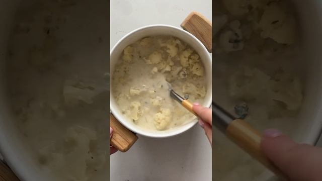 Крем-суп. Цветная капуста, сыр с голубой плесенью, сливки, крутоны, пармская ветчина. #рецепты