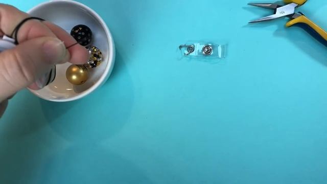 Beaded Badge Reel Tutorial смотреть онлайн