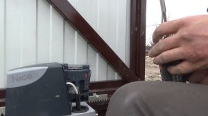 Электропривод для откатных ворот и электромеханический замок для калитки