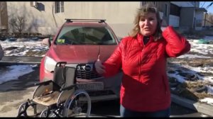 Как посадить человеку с ОВЗ в машину и как сложить коляску в багажник